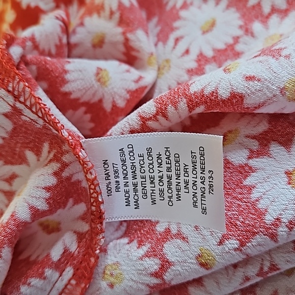 St. John's Bay Petites 3/4 Sleeve Blouse Red Daisy Print Size PS NWT - Picture 9 of 9